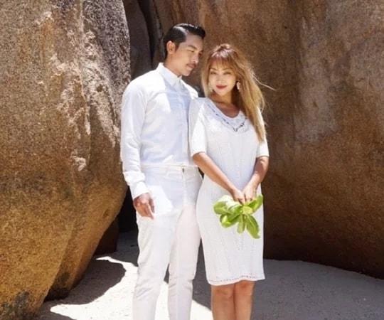 본문 이미지 - 나르샤, 황태경 부부가 찍은 결혼 사진. (나르샤 SNS 갈무리)