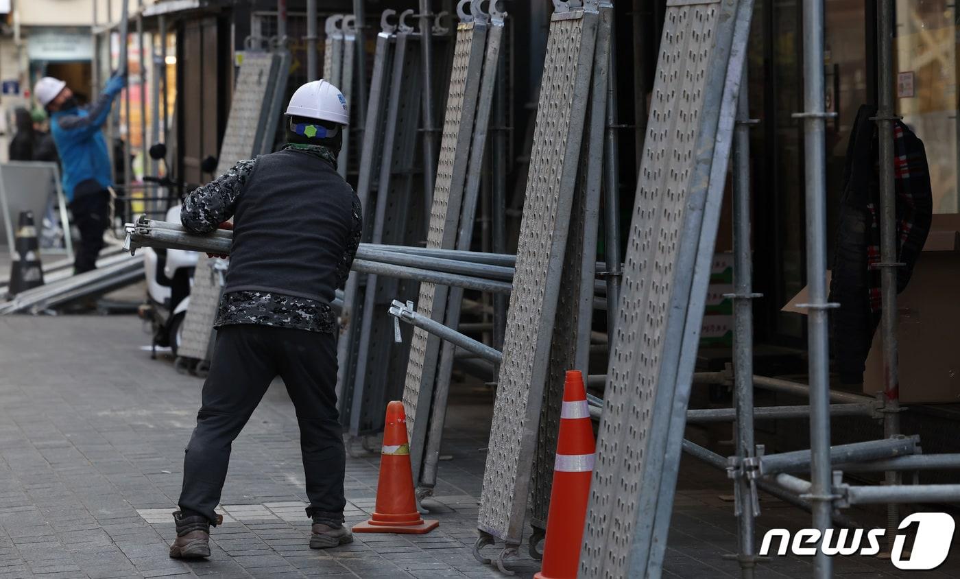 50인 미만 사업장에 대한 중대재해처벌법 시행을 하루 앞둔 26일 오후 서울 시내의 공사 현장에서 근로자가 일을 하고 있다. 중대재해법은 사업장에서 1명 이상 사망하거나 부상자가 10명 이상 발생하는 경우 사업주나 경영책임자에게 1년 이상 징역 혹은 10억원 이하 벌금에 처하도록 하는 법으로, 오는 27일부터는 상시 근로자 5인 이상 50인 미만 사업장(건설업의 경우 50억원 미만 현장)으로 확대된다. 2024.1.26/뉴스1 ⓒ News1 김민지 기자