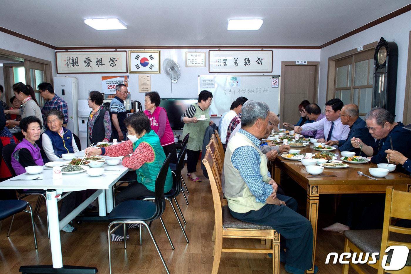 본문 이미지 - 제천시는 경로당 점심제공 지원사업을 올해부터 341곳 경로당으로 확대 시행한다.(제천시 제공)2024.1.28/뉴스1