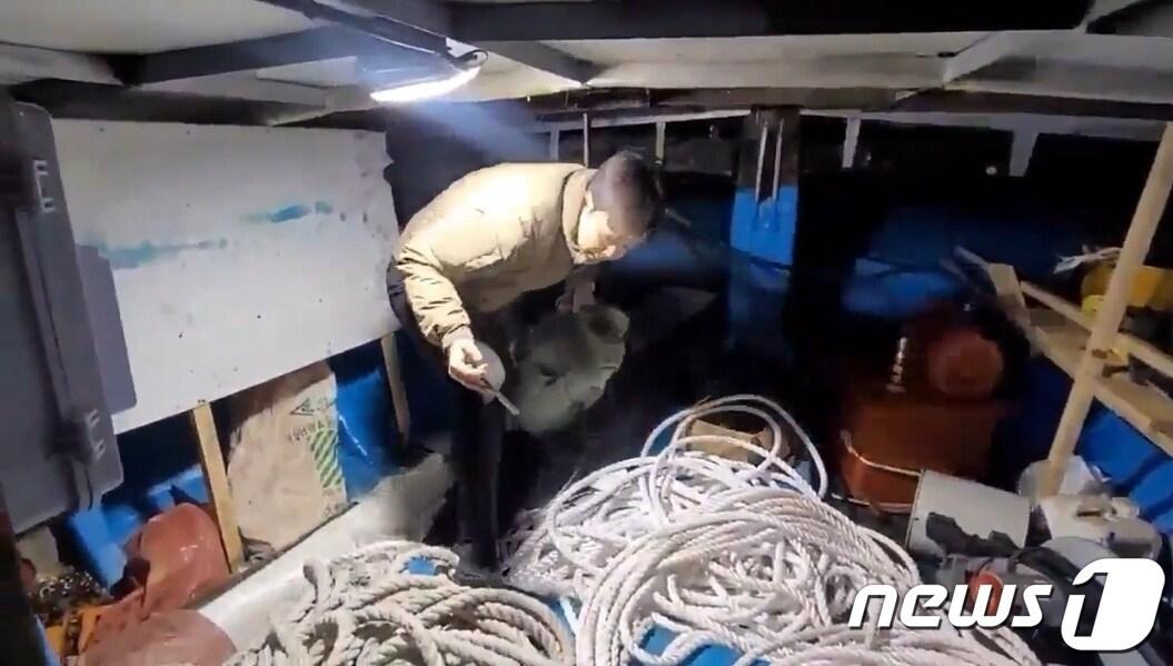 본문 이미지 - 제주에서 밀항단속법 위반 혐의로 체포된 영풍제지 주가조작 사태 주범이 숨어있던 어선 선수 창고.(서귀포해양경찰서 제공)