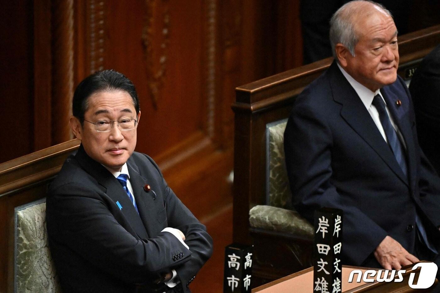 본문 이미지 - 26일(현지시간) 기시다 후미오 일본 총리(좌)와 스즈키 슌이치 재무상(우)이 일본 도쿄 국회에서 열린 중의원 본회의에 참석하고 있다. 2024.01.26 ⓒ AFP=뉴스1 ⓒ News1 정지윤 기자