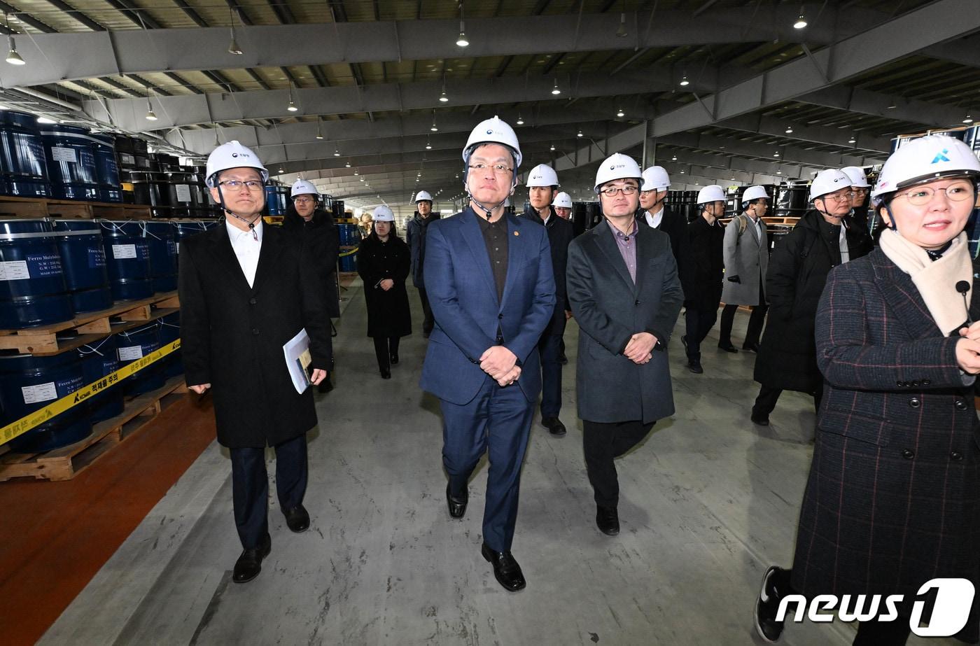최상목 부총리 겸 기획재정부 장관이 지난 1월 26일 오후 군산비축기지를 방문, 비철금속, 희토류 등 핵심 원자재의 비축 상황을 점검하고 있다. (기획재정부 제공) 2024.1.26/뉴스1