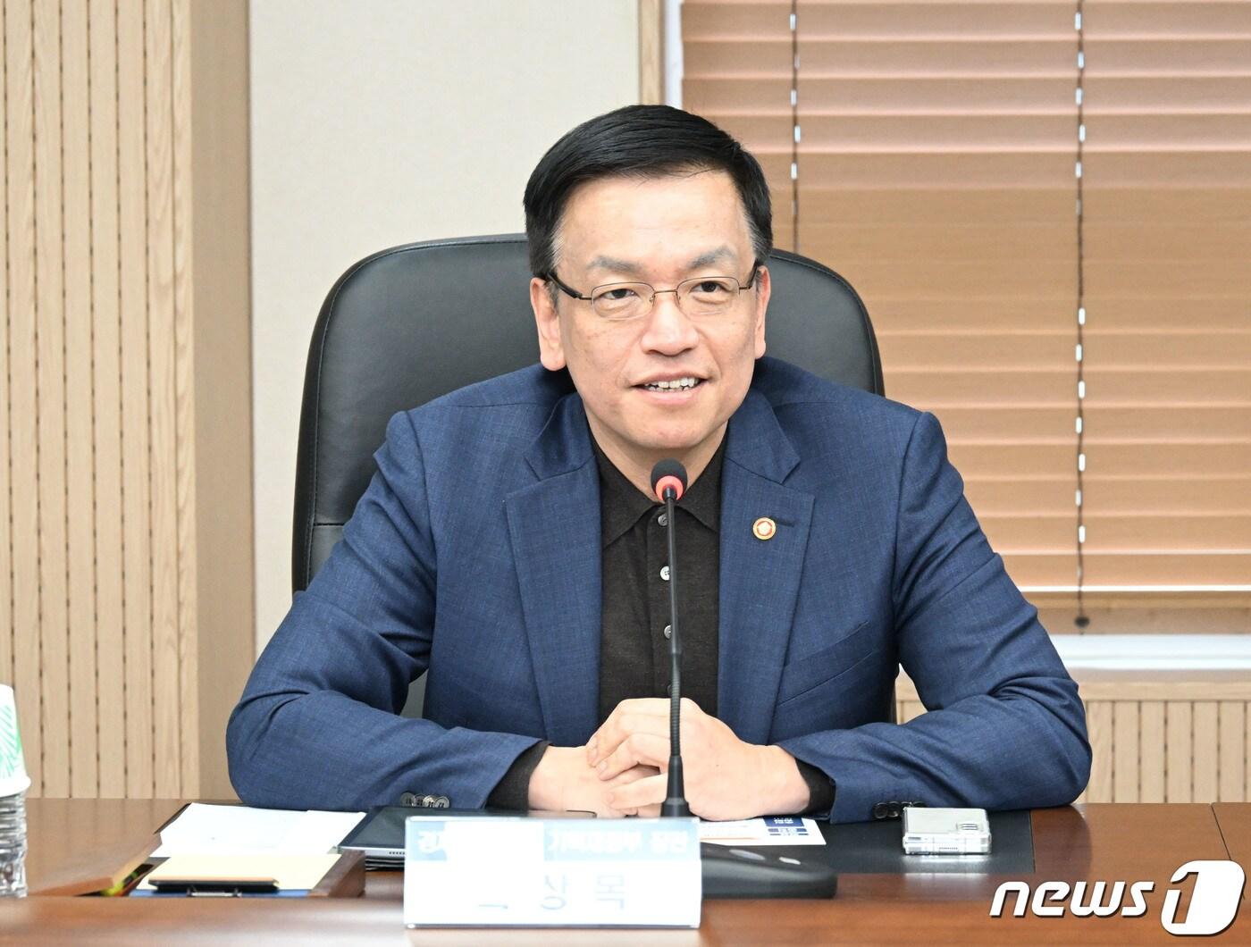 본문 이미지 - 최상목 경제부총리 겸 기획재정부 장관이 지난 26일 오후 군산비축기지를 방문, 핵심 원자재의 비축 상황을 점검한 후 조달청 업무보고에서 모두발언을 하고 있다. (기획재정부 제공) 2024.1.26/뉴스1