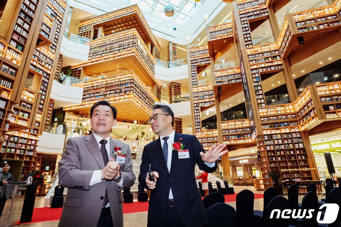 본문 이미지 - 이재준 수원시장(왼쪽)이 26일 '스타필드 수원' 오픈식에 앞서 신세계프라퍼티 임영록 대표와 이야기를 나누고 있다.(수원시 제공)