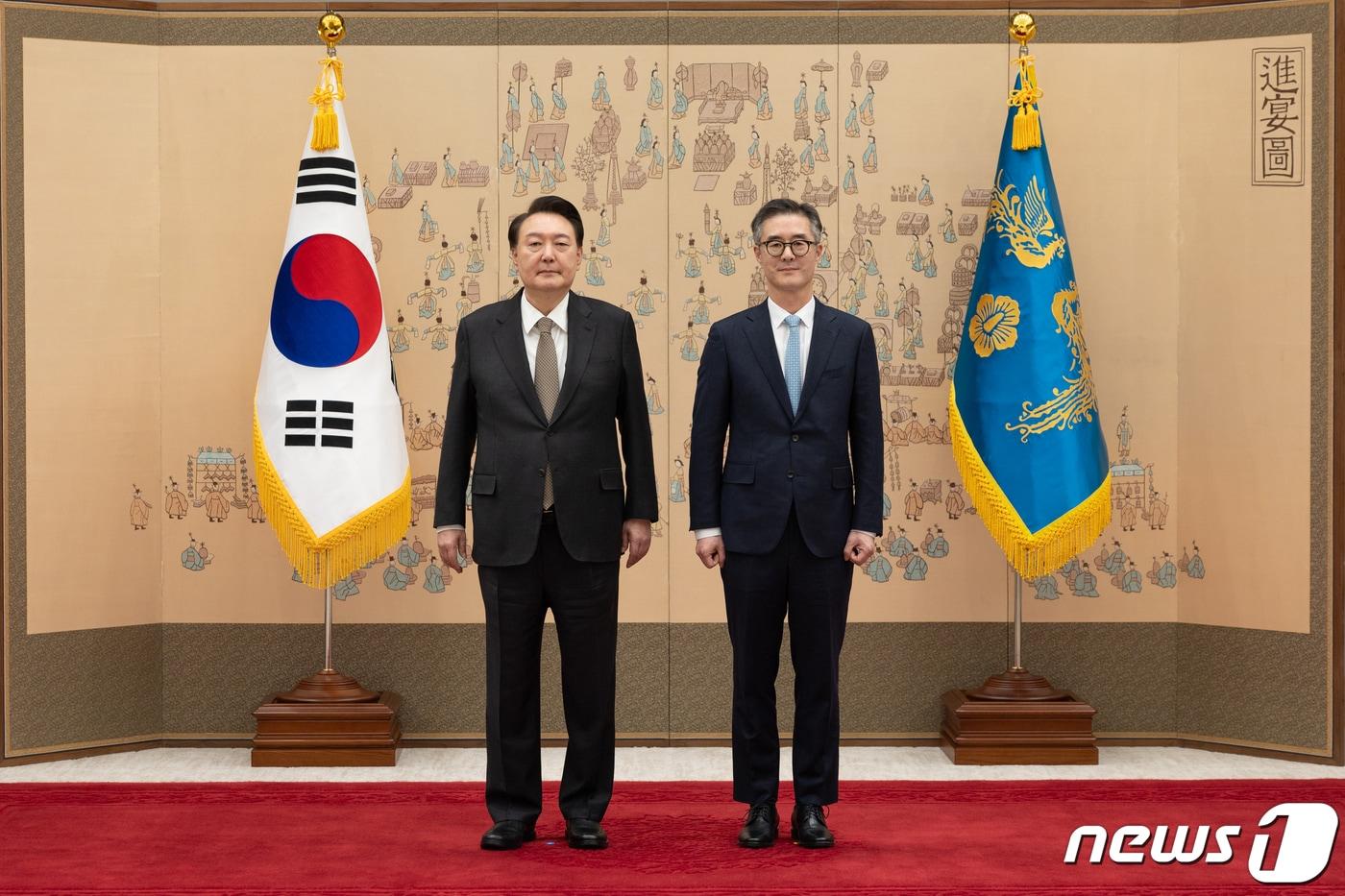본문 이미지 - 윤석열 대통령이 26일 용산 대통령실에서 열린 재외공관장 신임장 수여식에 참석해 임상범 주독일 대사에게 신임장을 수여한 뒤 기념 촬영하고 있다. (대통령실 제공) 2024.1.26/뉴스1 ⓒ News1 안은나 기자