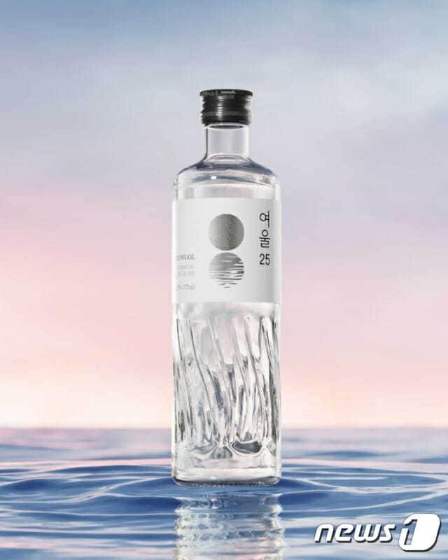 본문 이미지 - 롯데칠성음료 프리미엄 증류식 소주 '여울'(롯데칠성음료 제공)