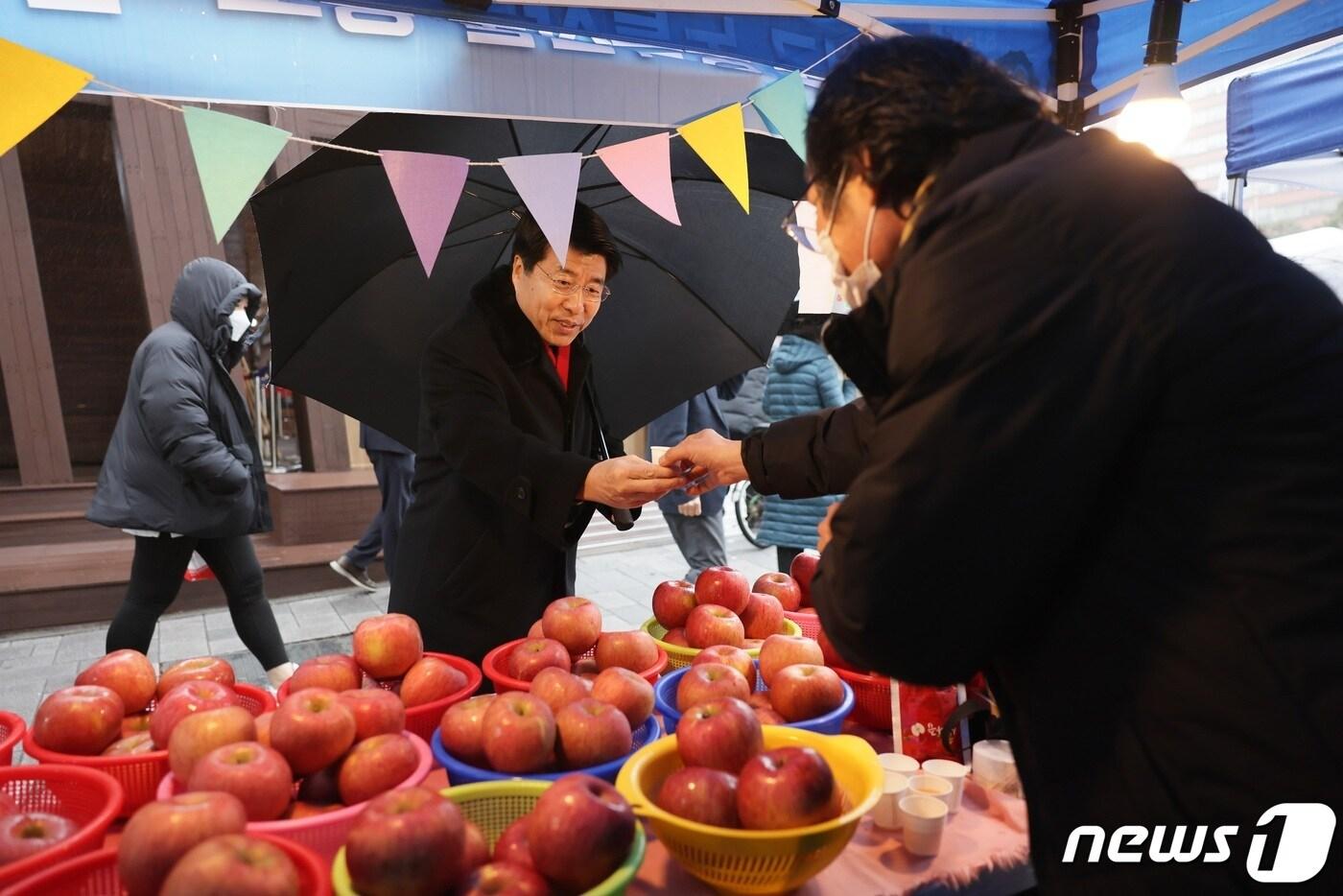 본문 이미지 - 지난해 설 명절을 앞두고 구에서 열린 농수축산물 직거래장터를 찾은 서강석 송파구청장.(송파구 제공)