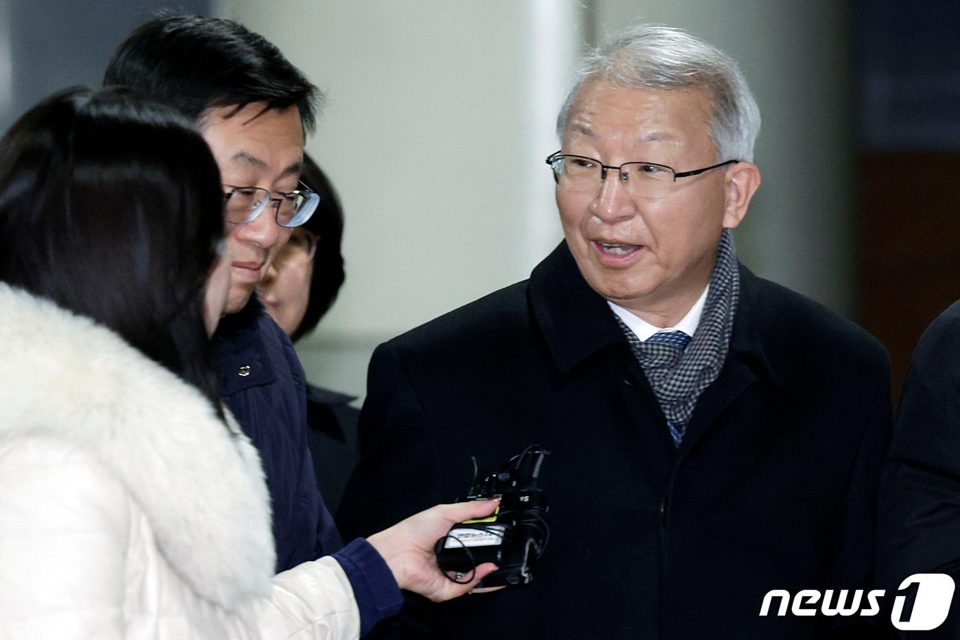 본문 이미지 - 양승태 전 대법원장이 26일 서울 서초구 서울중앙지방법원에서 열린 '사법농단 혐의' 1심에서 무죄를 선고받은 뒤 법원을 나서고 있다. (공동취재) 2024.1.26/뉴스1 ⓒ News1 신웅수 기자