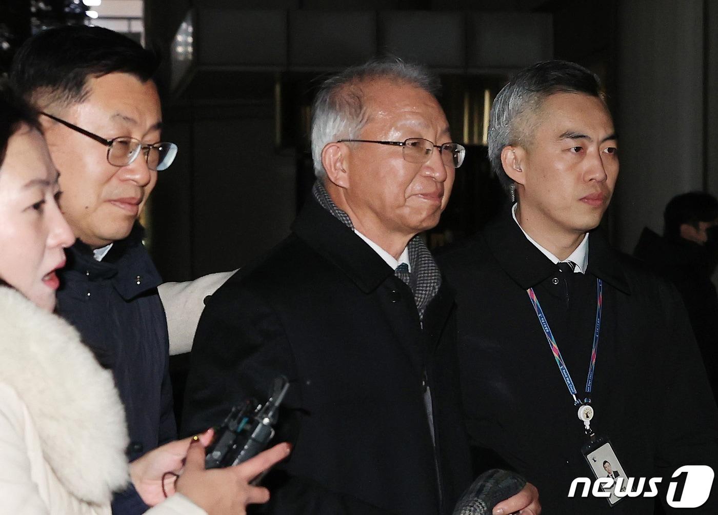 본문 이미지 - 양승태 전 대법원장이 26일 서울 서초구 서울중앙지방법원에서 열린 '사법농단 혐의' 1심에서 무죄를 선고 받은 뒤 법원을 나서고 있다. (공동취재) 2024.1.26/뉴스1 ⓒ News1 신웅수 기자