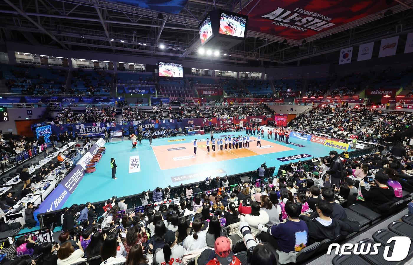 27일 오후 인천 부평구 인천삼산월드체육관에서 열린 프로배구 '2023-2024 도드람 V리그 올스타전'의 사전 이벤트인 명랑운동회 케와브(K-스타와 V-스타)에서 선수들과 팬들이 즐거운 시간을 보내고 있다. 2024.1.27/뉴스1 ⓒ News1 김민지 기자