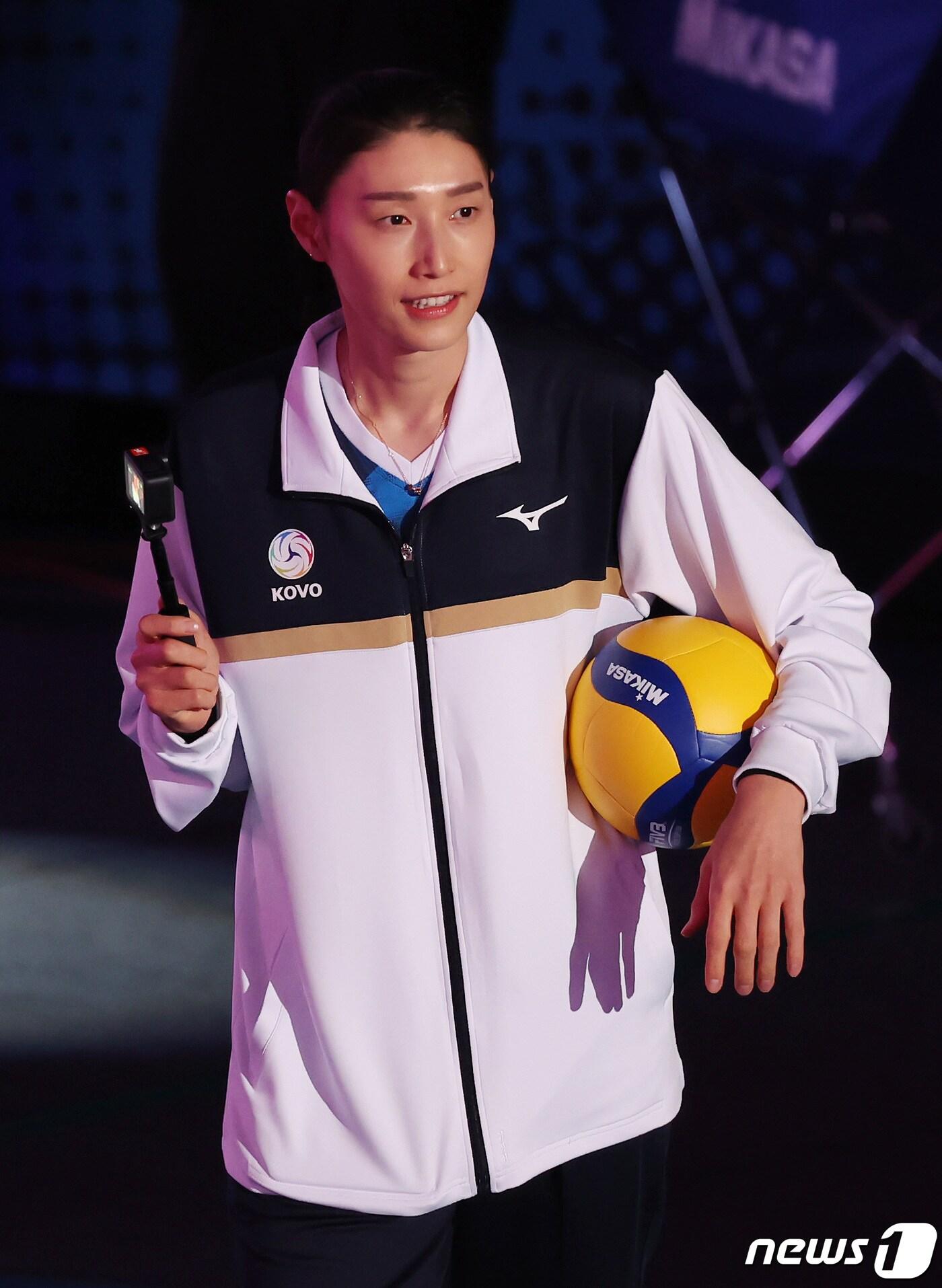 본문 이미지 - 흥국생명 김연경이 27일 오후 인천 부평구 인천삼산월드체육관에서 열린 프로배구 '2023-2024 도드람 V리그 올스타전'에 입장하고 있다. 2024.1.27/뉴스1 ⓒ News1 김민지 기자