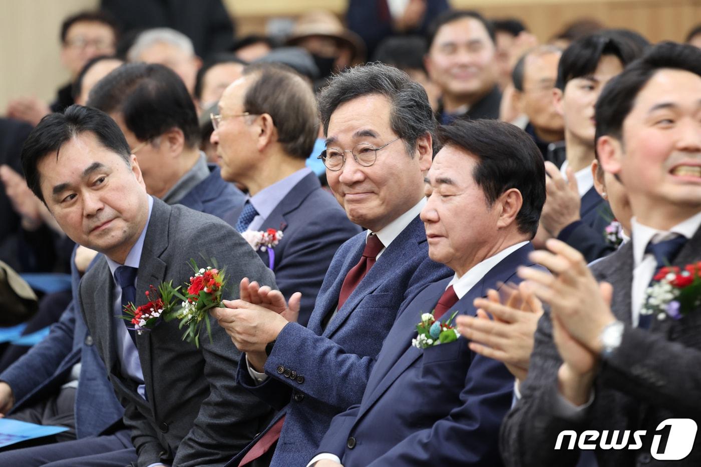 본문 이미지 - 이낙연 새로운미래 인재영입위원장이 지난달 27일 광주 김대중컨벤션센터 열린 광주광역시당 창당대회에 참석해 손뼉을 치고 있다./뉴스1 ⓒ News1 김태성 기자