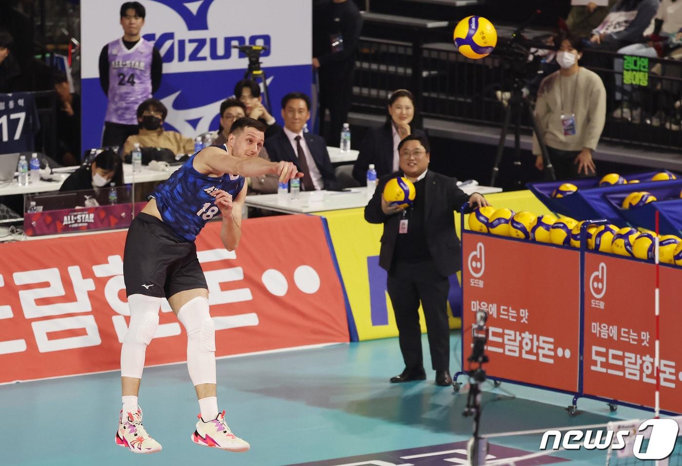 본문 이미지 - V리그 올스타전에서 최고의 스파이크 서버를 가린다. 사진은 2024년 올스타전 스파이크 서브 콘테스트 모습. /뉴스1 ⓒ News1 김민지 기자