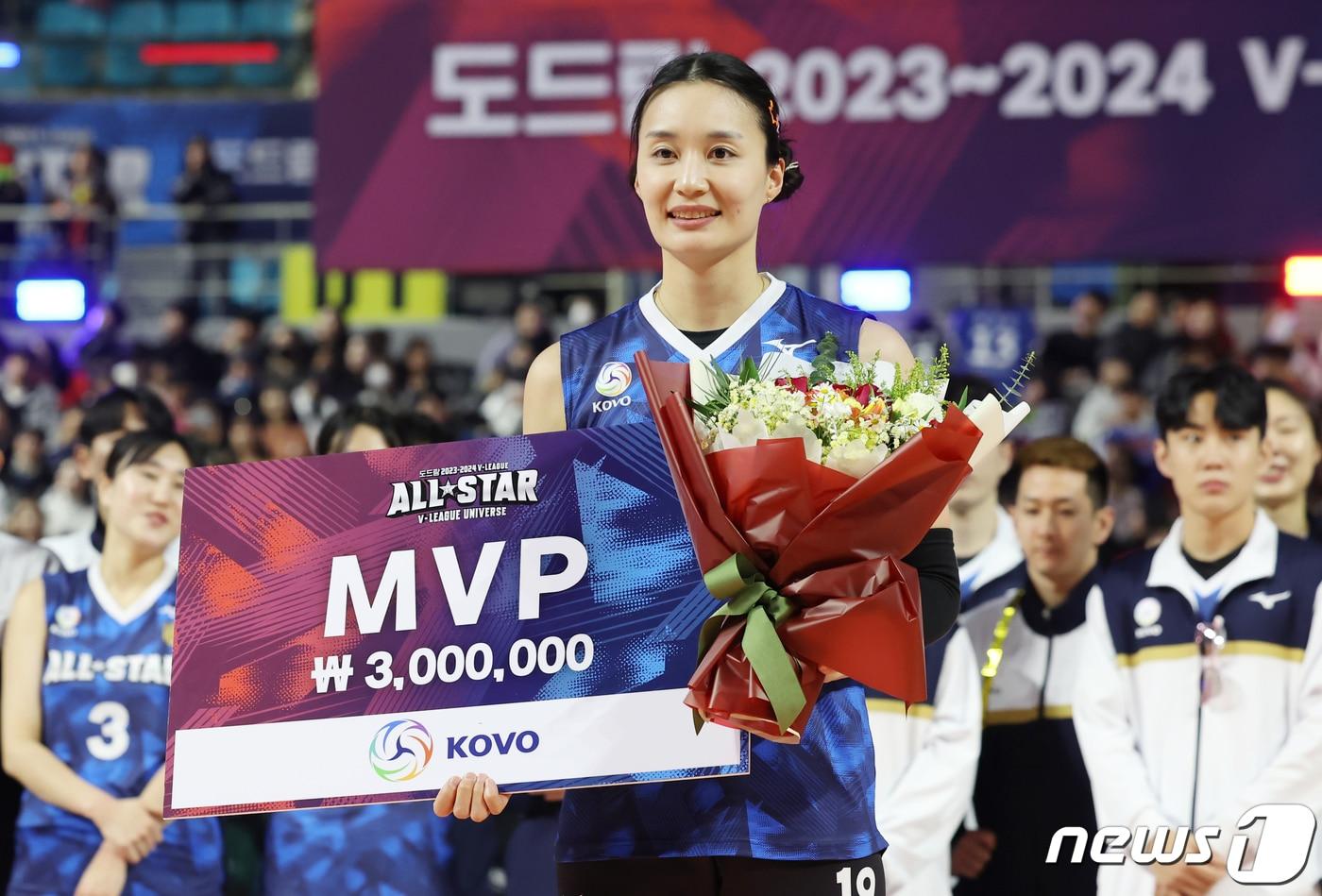 본문 이미지 - 27일 오후 인천 부평구 인천삼산월드체육관에서 열린 프로배구 '2023-2024 도드람 V리그 올스타전'에서 여자부 MVP를 받은 IBK기업은행 표승주가 기념촬영을 하고 있다. 2024.1.27/뉴스1 ⓒ News1 김민지 기자