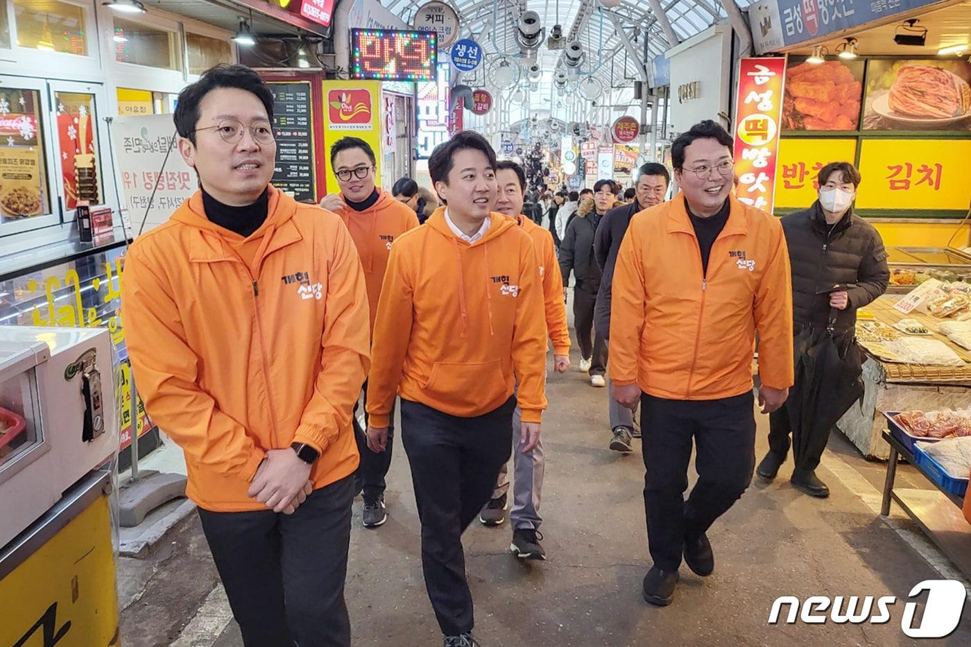 본문 이미지 - 앞줄 왼쪽부터 개혁신당 이기인 비대위원장, 이준석 전 개혁신당 대표, 천하람 대표 권한대행 겸 원내대표.(개혁신당 제공) 2024.1.27 ⓒ 뉴스1 민경석 기자