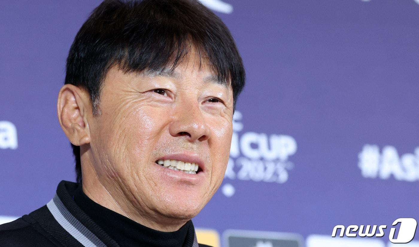 2023 아시아축구연맹(AFC) 카타르 아시안컵 16강 진출에 성공한 인도네시아 축구대표팀 신태용 감독이 27일(현지시간) 카타르 도하 메인미디어센터(MMC)에서 열린 공식 기자회견에서 미소 짓고 있다. 신태용 감독이 이끄는 인도네시아는 오는 28일 호주와 16강전을 치른다. 2024.1.27/뉴스1 ⓒ News1 김성진 기자