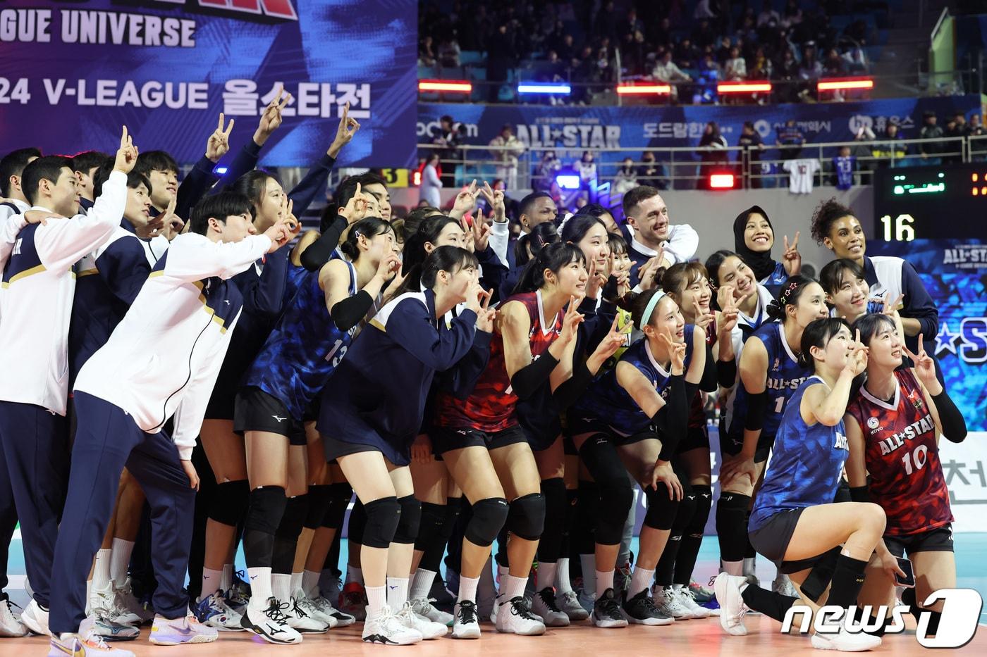 본문 이미지 - V리그 올스타전이 2년 만에 개최된다. 사진은 2024년 V리그 올스타전 모습. /뉴스1 ⓒ News1 김민지 기자