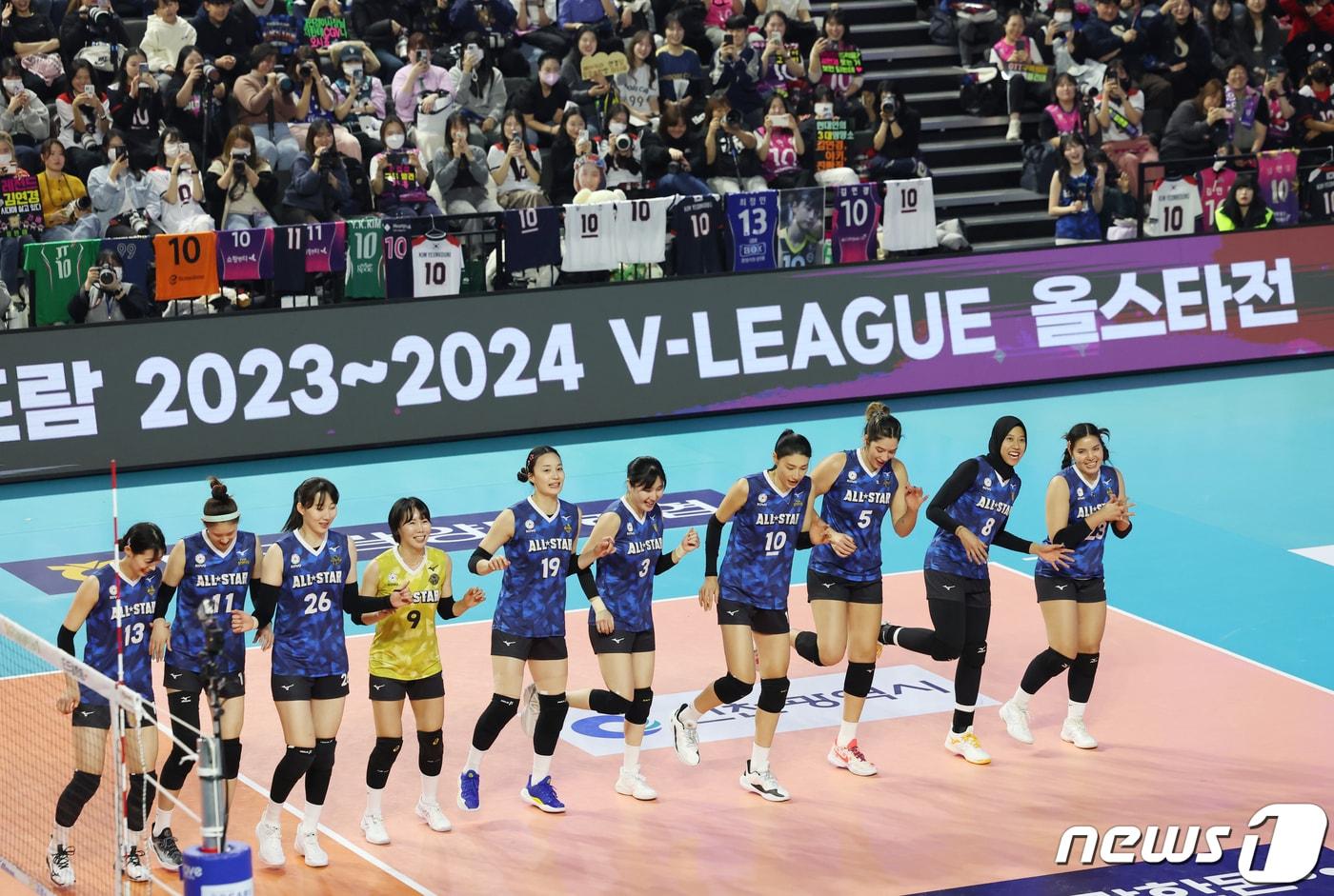 본문 이미지 - 2024 프로배구 올스타전에서 팬들과 함께 즐거운 시간을 보내는 선수들. 2024.1.27/뉴스1 ⓒ News1 김민지 기자