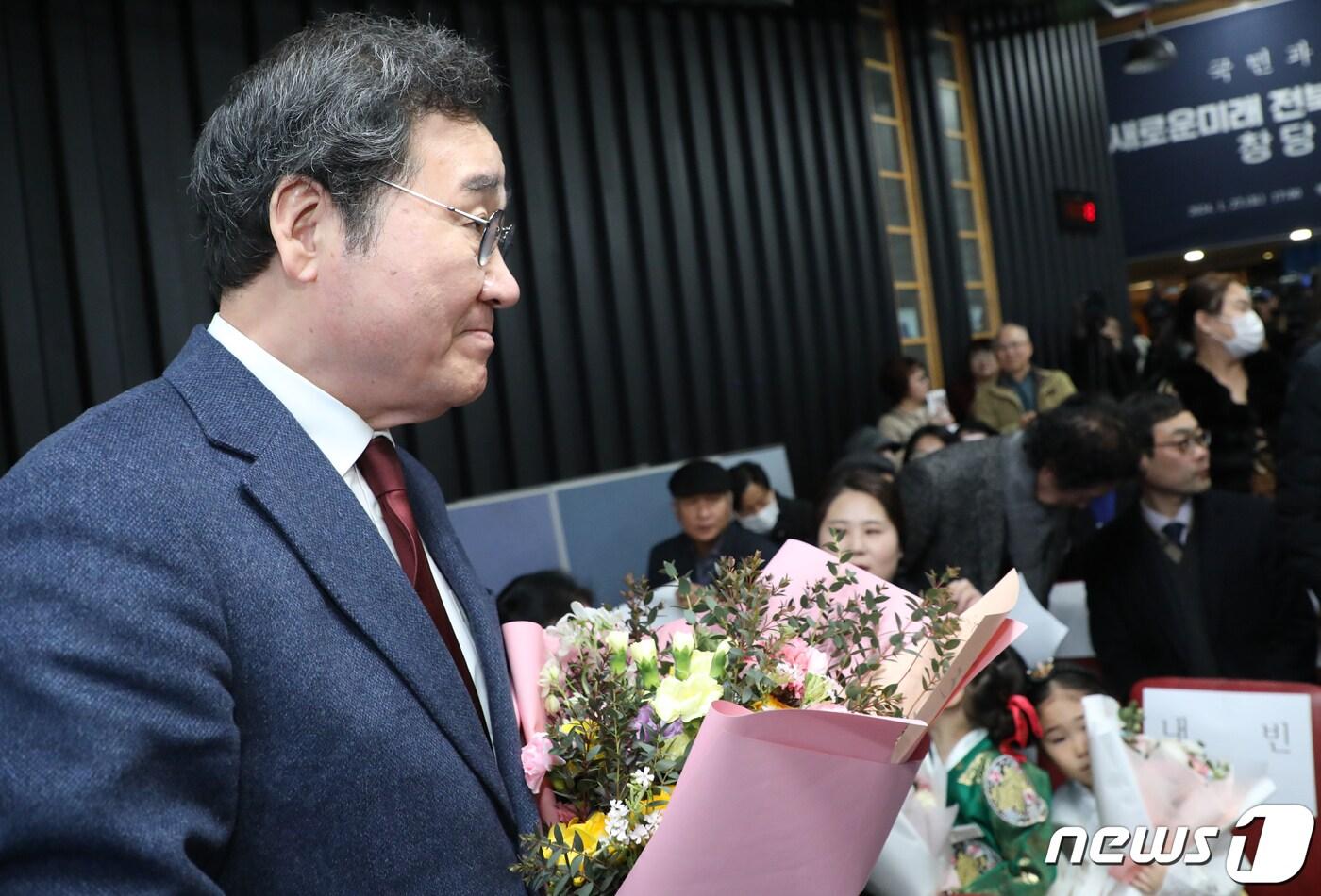 본문 이미지 - 이낙연 새로운미래당 인재영입위원장이 27일 전북 전주시 롯데시네마 전주평화점에서 열린 새로운미래 전북특별자치도당 창당대회에 참석해 꽃다발을 받고 있다. 2024.1.27/뉴스1 ⓒ News1 유경석 기자