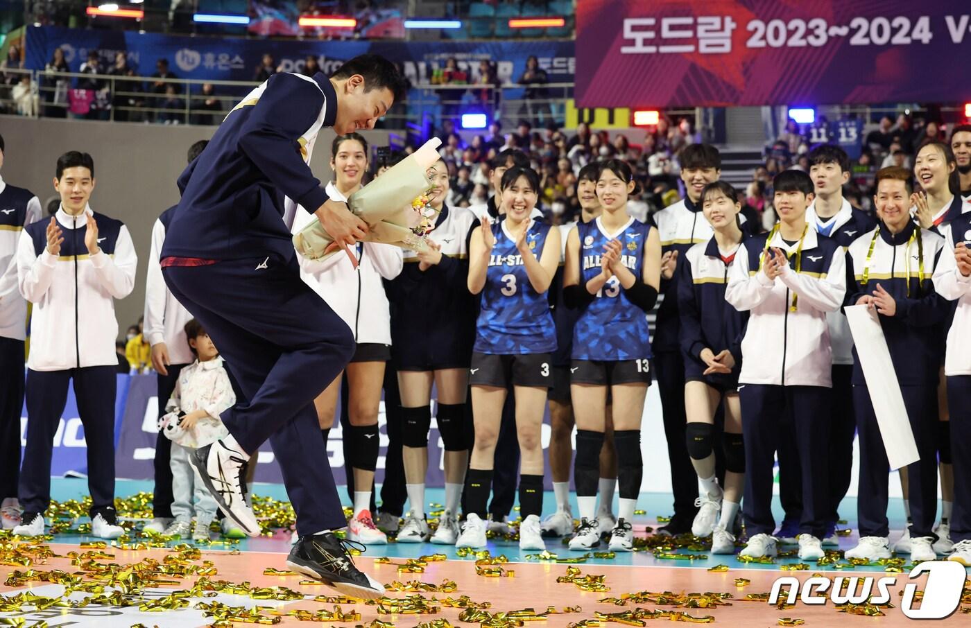 본문 이미지 - 27일 오후 인천 부평구 인천삼산월드체육관에서 열린 프로배구 '2023-2024 도드람 V리그 올스타전'에서 세리머니상을 받은 한국전력 신영석이 슬릭백 춤을 선보이고 있다. 2024.1.27/뉴스1 ⓒ News1 김민지 기자