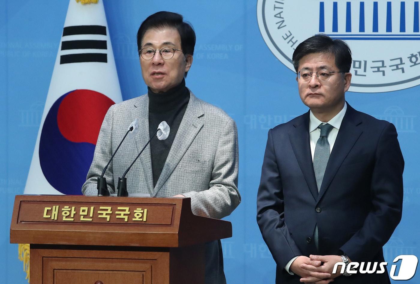 본문 이미지 - 신경민 새로운미래 국민소통위원장(왼쪽)과 박원석 미래대연합 공동대표가 28일 오전 서울 여의도 국회 소통관에서 기자회견을 갖고 미래대연합-새로운미래 공동창당 합의사항 발표를 하고 있다. 2024.1.28/뉴스1 ⓒ News1 임세영 기자