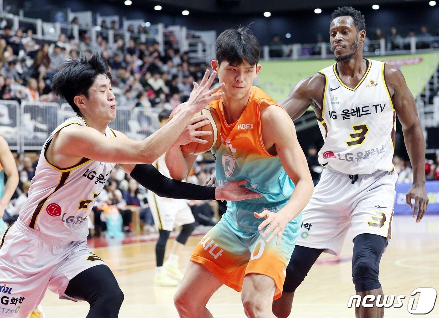 본문 이미지 - 28일 경기도 수원시 권선구 금곡동 수원 KT 소닉붐 아레나에서 열린 2023-2024 정관장 프로농구 수원 KT 소닉붐과 창원 LG 세이커스의 경기에서 수원 하윤기가 창원 후안 텔로, 이승우에 앞서 리바운드를 잡아내고 있다. 2024.1.28/뉴스1 ⓒ News1 박정호 기자