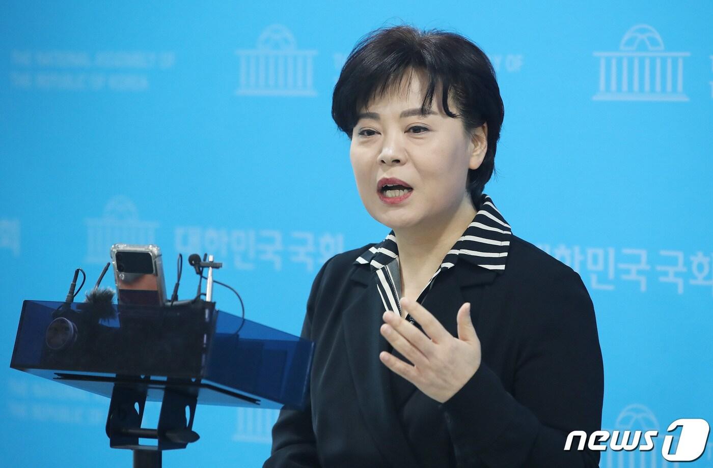 본문 이미지 - 윤희숙 전 국민의힘 의원이 28일 오후 서울 여의도 국회 소통관에서 제22대 국회의원 선거(총선) 서울 중·성동갑 출마 기자회견을 마치고 취재진의 질문에 답하고 있다. 2024.1.28/뉴스1 ⓒ News1 임세영 기자