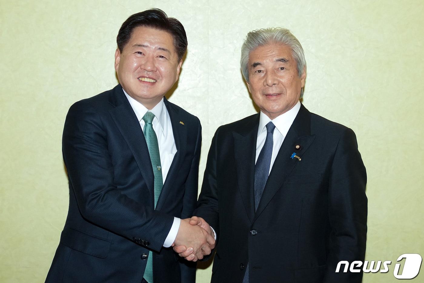 오영훈 제주특별자치도지사(왼쪽)와 나카소네 히로후미 사단법인 한일협력위원회 일본 이사장이 27일 도쿄에서 면담을 한 뒤 기념촬영을 하고 있다.(제주특별자치도 제공)