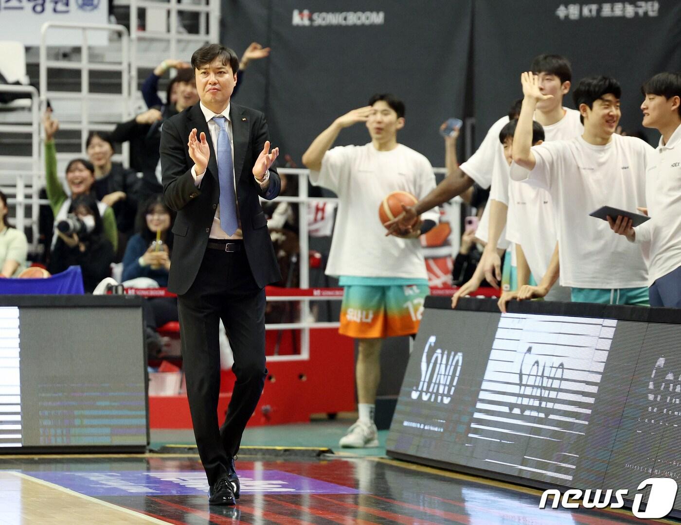 본문 이미지 - 28일 경기도 수원시 권선구 금곡동 수원 KT 소닉붐 아레나에서 열린 2023-2024 정관장 프로농구 수원 KT 소닉붐과 창원 LG 세이커스의 경기에서 수원 송영진 감독이 문성곤의 역전 3점슛에 박수를 보내고 있다.. 2024.1.28/뉴스1 ⓒ News1 박정호 기자