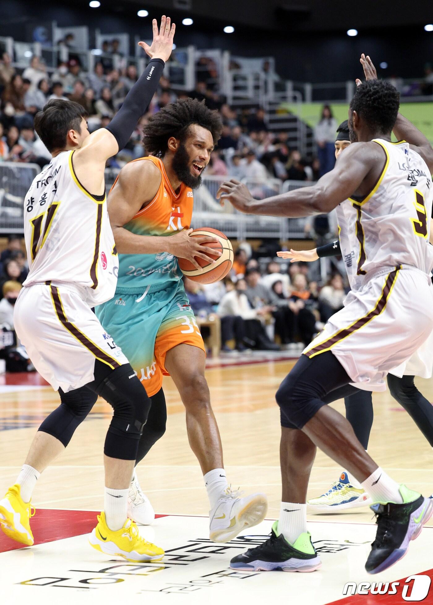 본문 이미지 - 28일 경기도 수원시 권선구 금곡동 수원 KT 소닉붐 아레나에서 열린 2023-2024 정관장 프로농구 수원 KT 소닉붐과 창원 LG 세이커스의 경기에서 수원 패리스 배스가 드리블 돌파를 시도하고 있다. 2024.1.28/뉴스1 ⓒ News1 박정호 기자