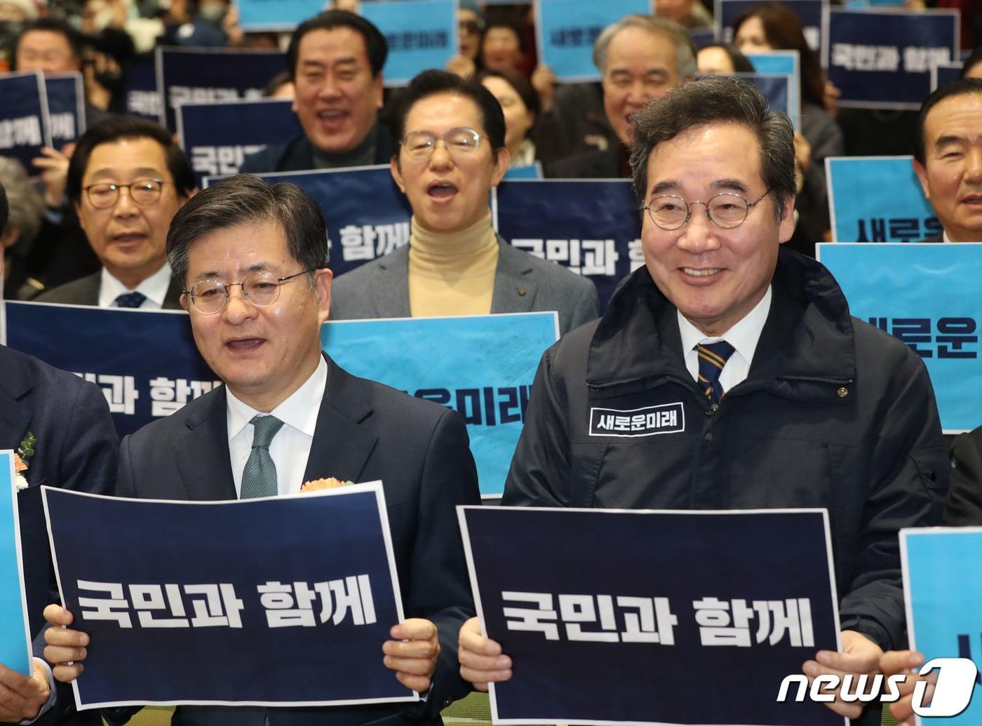 본문 이미지 - 이낙연 새로운미래 인재위원장과 박원석 미래대연합 공동대표(오른쪽부터)가 28일 경기 수원시 팔달구 경기아트센터 컨벤션홀에서 열린 '새로운미래 경기도당 창당대회'에 참석해 기념촬영을 하고 있다. 2024.1.28/뉴스1 ⓒ News1 김영운 기자