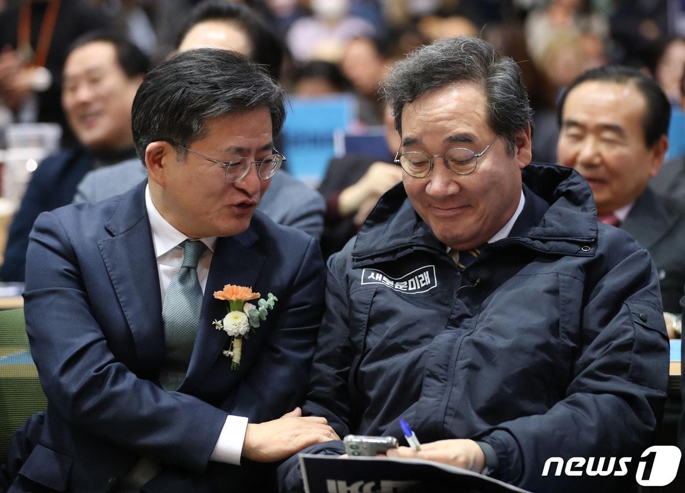 본문 이미지 - 이낙연 새로운미래 인재위원장과 박원석 미래대연합 공동대표가 28일 경기 수원시 팔달구 경기아트센터 컨벤션홀에서 열린 '새로운미래 경기도당 창당대회'에 참석해 이야기를 나누고 있다. 2024.1.28/뉴스1 ⓒ News1 김영운 기자