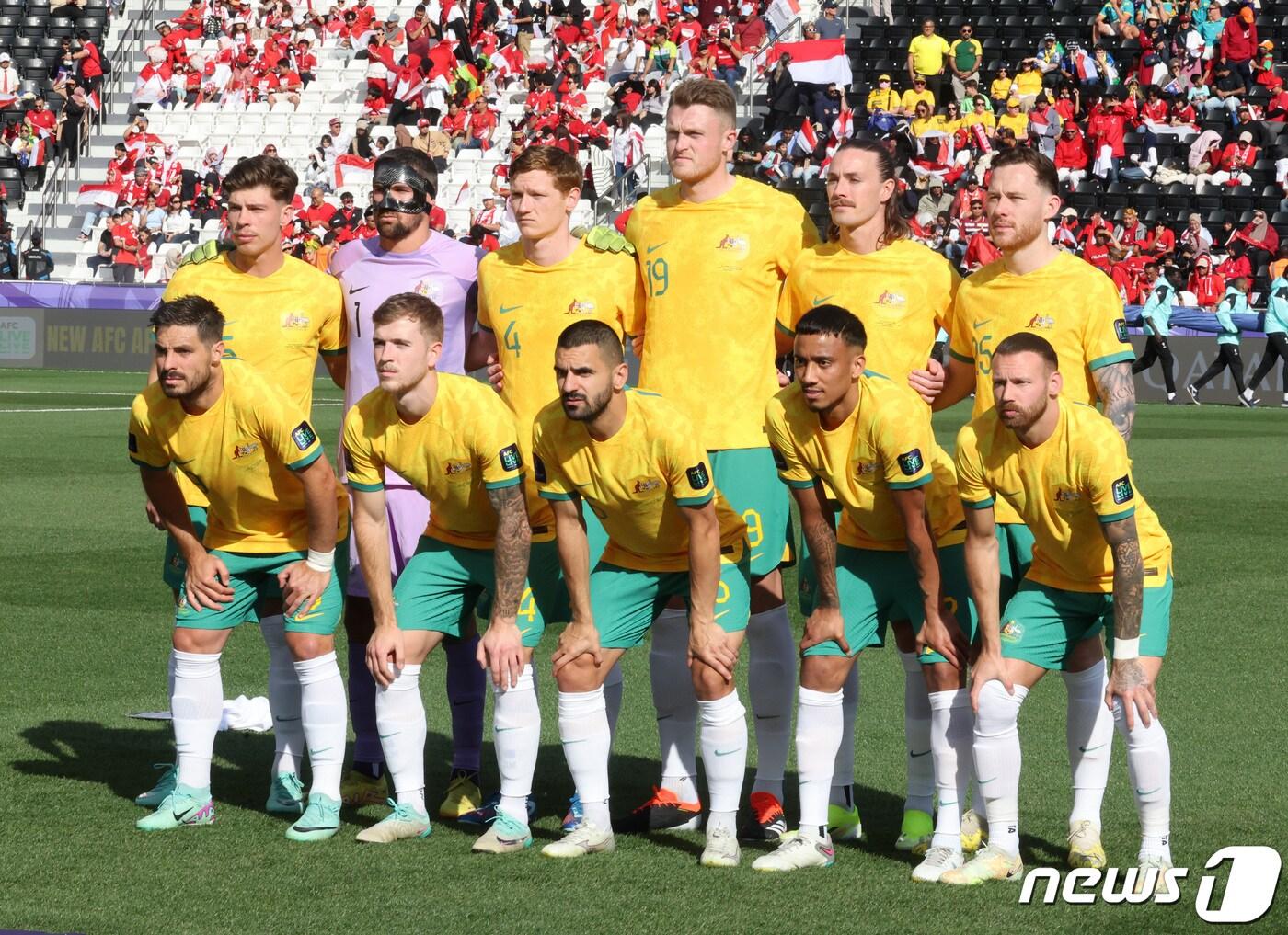 본문 이미지 - 호주 베스트일레븐이 28일(현지시간) 카타르 도하 자심 빈 하마드 스타디움에서 열린 2023 아시아축구연맹(AFC) 카타르 아시안컵 16강전 인도네시아와 호주의 경기에서 팀포토를 찍고 있다. 2024.1.28/뉴스1 ⓒ News1 김성진 기자