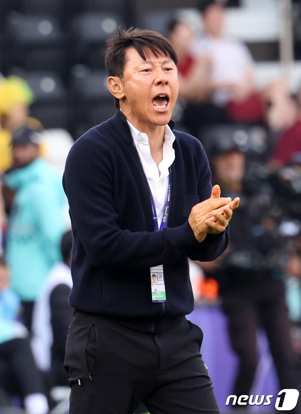 본문 이미지 - 인도네시아 대표팀 선수들을 독려하는 신태용 감독. 2024.1.28/뉴스1 ⓒ News1 김성진 기자