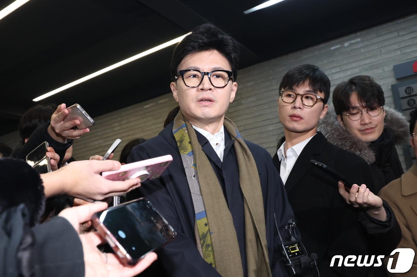 본문 이미지 - 한동훈 국민의힘 비상대책위원장이 29일 서울 여의도 당사로 들어서며 취재진의 질문에 답하고 있다. 2024.1.29/ 뉴스1 ⓒ News1 송원영 기자