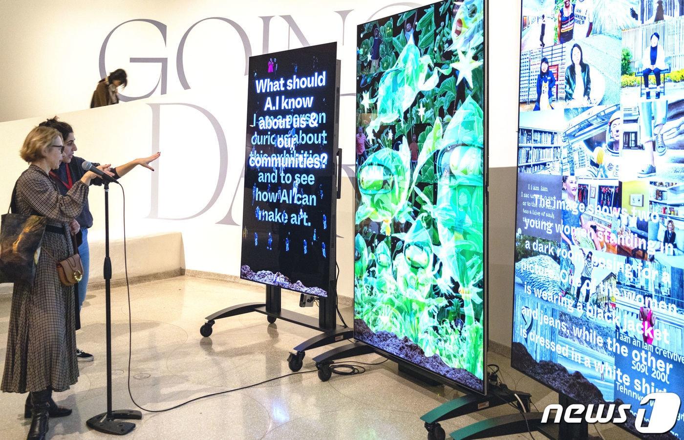 LG전자가 지난 25일(현지시간) 미국 뉴욕의 구겐하임 미술관에서 열린 ‘Late Shift x 스테파니 딘킨스’ 전시에서 인간과 인공지능(AI) 기술 사이의 소통과 공감을 담은 예술 작품을 올레드 TV로 선보였다고 29일 밝혔다. (LG전자 제공) 2024.1.29/뉴스1