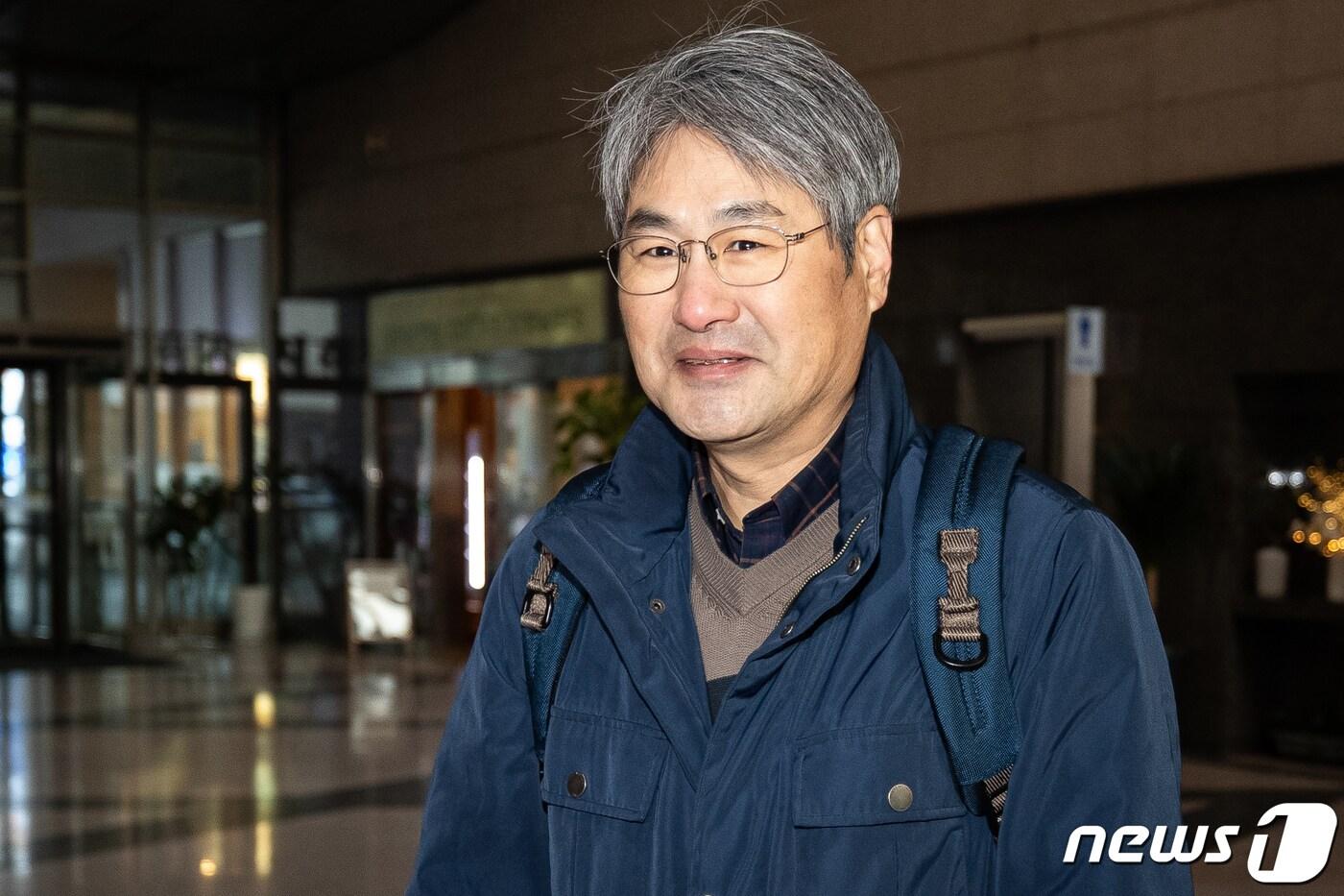 본문 이미지 - 한윤제 스테이지엑스 입찰대리인이 29일 서울 송파구 아이티벤처타워에서 열린 제4 이동통신사 선정을 위한 5세대 이동통신(5G) 28기가헤르츠(㎓) 대역 주파수 신규사업자 경매(15라운드)에 참석하고 있다.  2024.1.29/뉴스1 ⓒ News1 유승관 기자