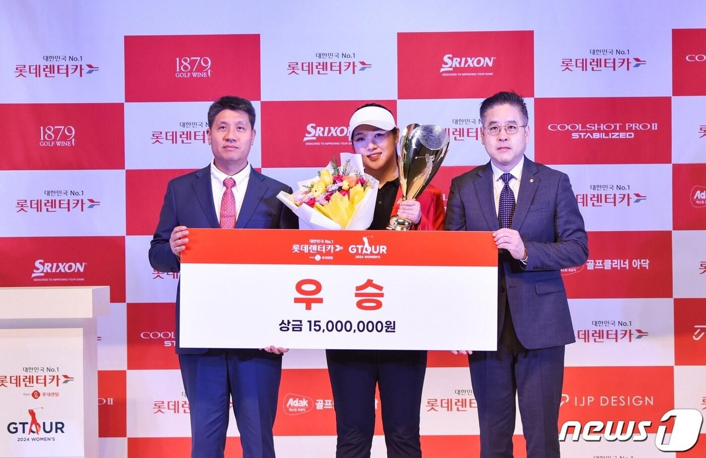 본문 이미지 - ‘롯데렌탈 롯데렌터카 GTOUR WOMEN'S' 1차 결선 시상식에서 왼쪽부터 박강수 골프존대표, 조예진 선수, 임현철 롯데렌탈 마이카 사업부문 상무가 기념사진을 찍고 있다.(골프존 제공) 