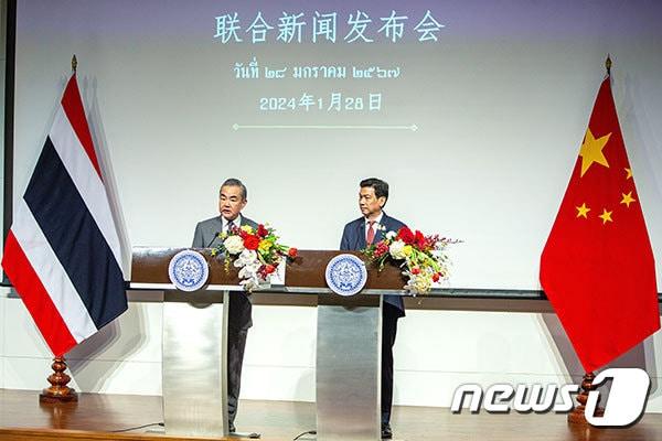 본문 이미지 - 왕이 중국 외교부장과 빤쁘리 파힛타누껀 태국 외교장관이 '중화인민공화국과 태국의 일반 여권 소지자에 대한 비자 면제에 관한 협정'에 서명한 후 기자회견을 개최했다. (사진 출처=중국 외교부 홈페이지)