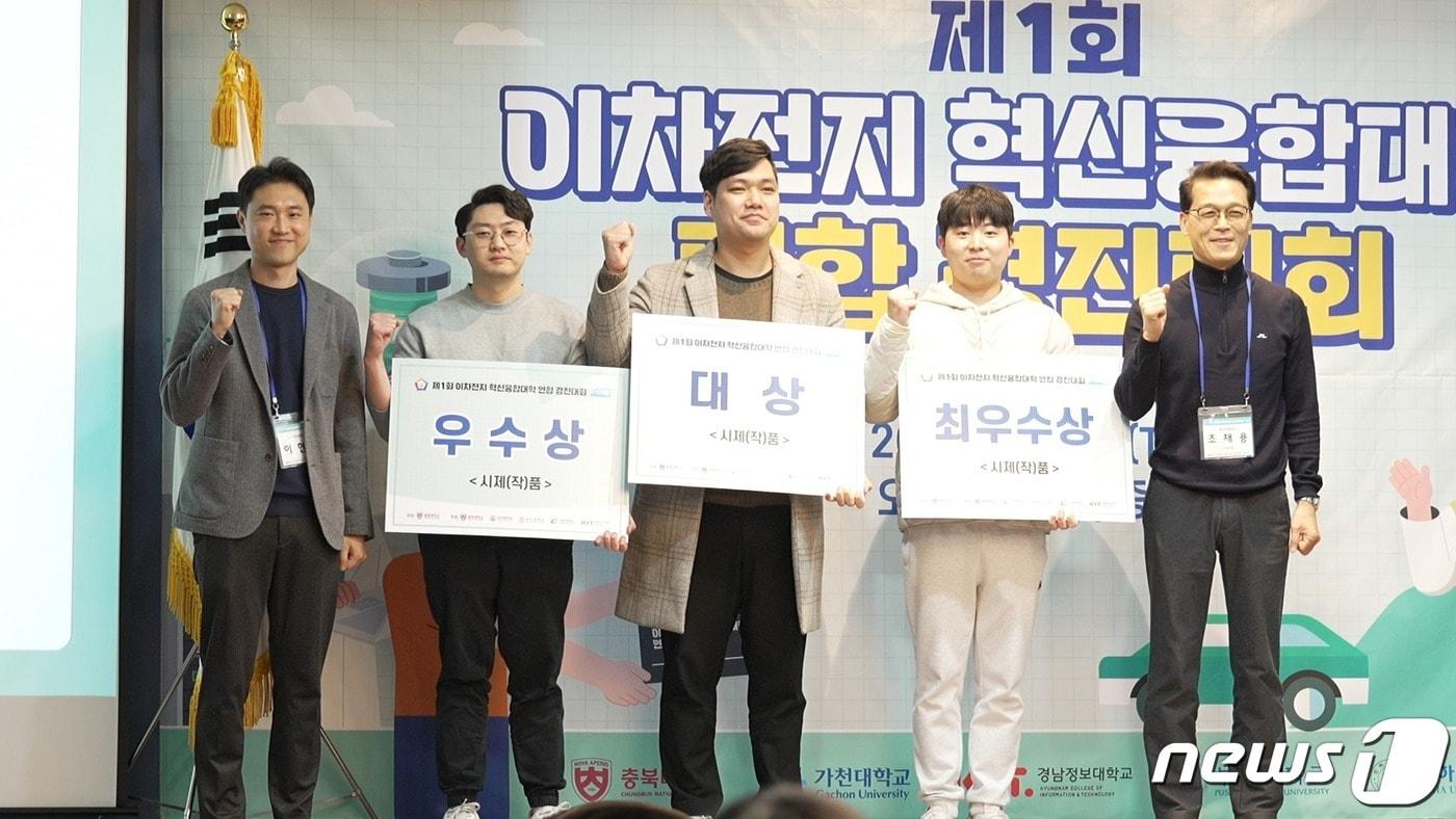 본문 이미지 - 제1회 이차전지 혁신융합대학 연합경진대회에서 대상을 수상한 연두연 학생(왼쪽에서 세번째)이 수상자들과 기념사진을 찍고 있다.(경남정보대 제공)