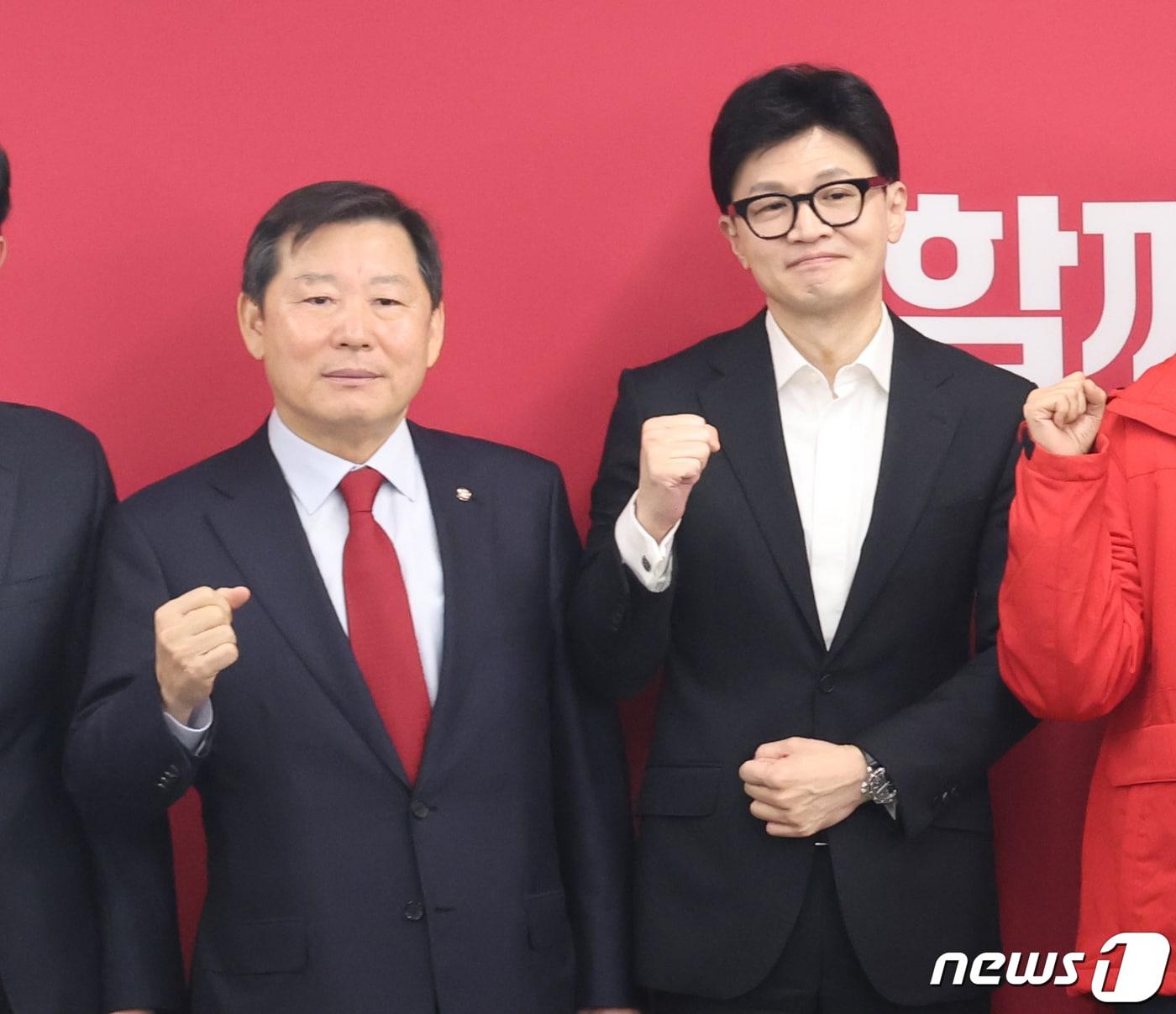 본문 이미지 - 한동훈 국민의힘 비상대책위원장과 이철규 공동인재영입위원장이 29일 서울 여의도 국민의힘 당사에서 열린 인재영입위원회 국민인재 영입 환영식에서 기념촬영을 하고 있다. 2024.1.29/뉴스1 ⓒ News1 송원영 기자