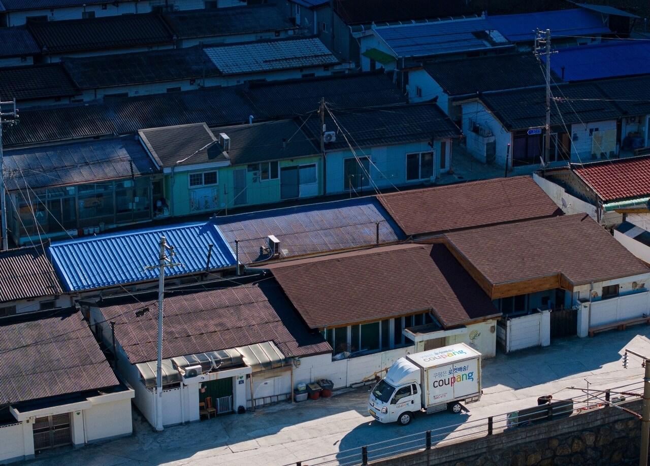 본문 이미지 - 강원도 삼척시 도계읍 흥전리 도계유리마을에서 배송 중인 쿠팡카(쿠팡 제공)