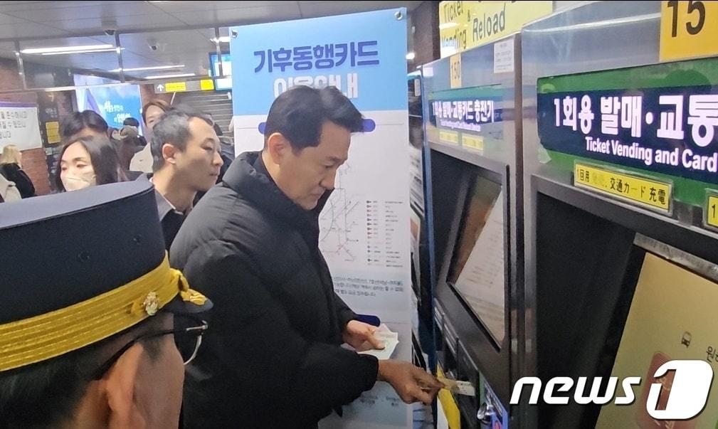 본문 이미지 -  기동카를 구매한 뒤 6만5000원어치 충전하는 오세훈 서울시장.2024.01.29. 오현주 기자 