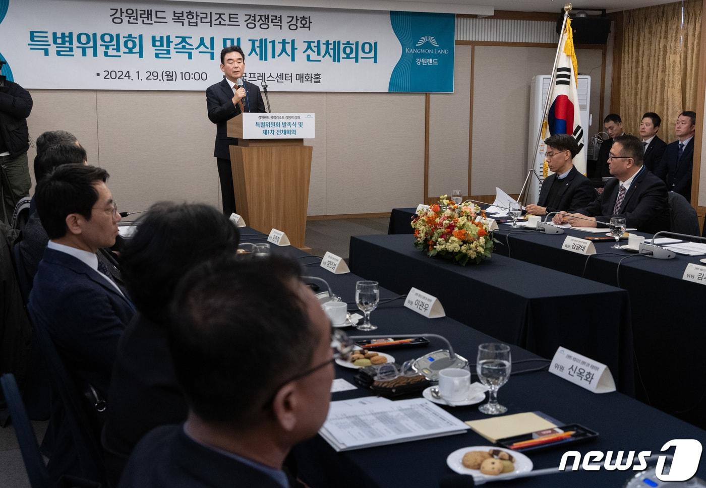 본문 이미지 - 최철규 강원랜드 대표이사 직무대행(위원장)이 29일 서울 중구 프레스센터에서 열린 ‘강원랜드 복합리조트 경쟁력 강화’ 특별위원회 발족식 및 제1차 전체회의에서 인사말을 하고 있다. 2024.1.29/뉴스1 ⓒ News1 이재명 기자