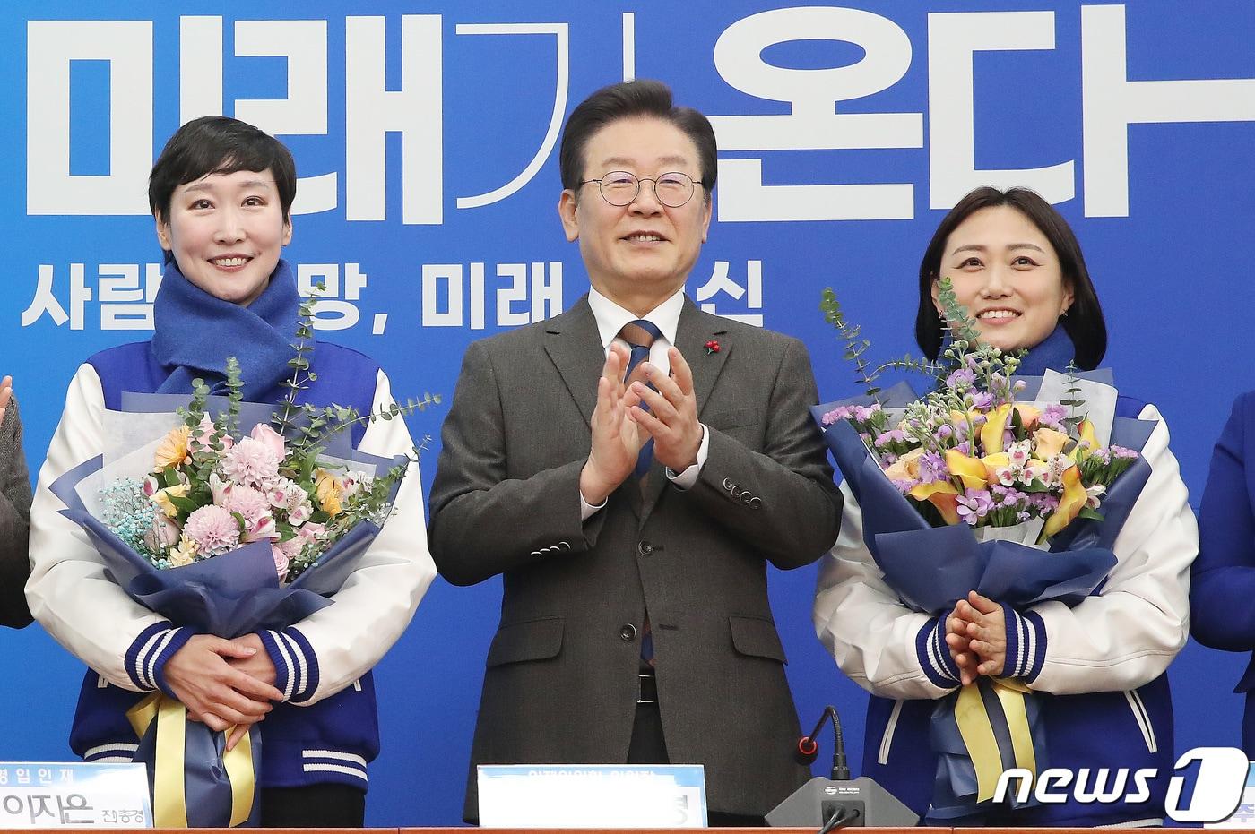 본문 이미지 - 민주당 11·12호 인재영입 인사인 이지은 전 총경과 백승아 전 교사가 29일 오전 서울 여의도 국회에서 열린 더불어민주당 11·12호 인재영입식에서 이재명 대표와 기념촬영을 하고 있다. 2024.1.29/뉴스1 ⓒ News1 임세영 기자
