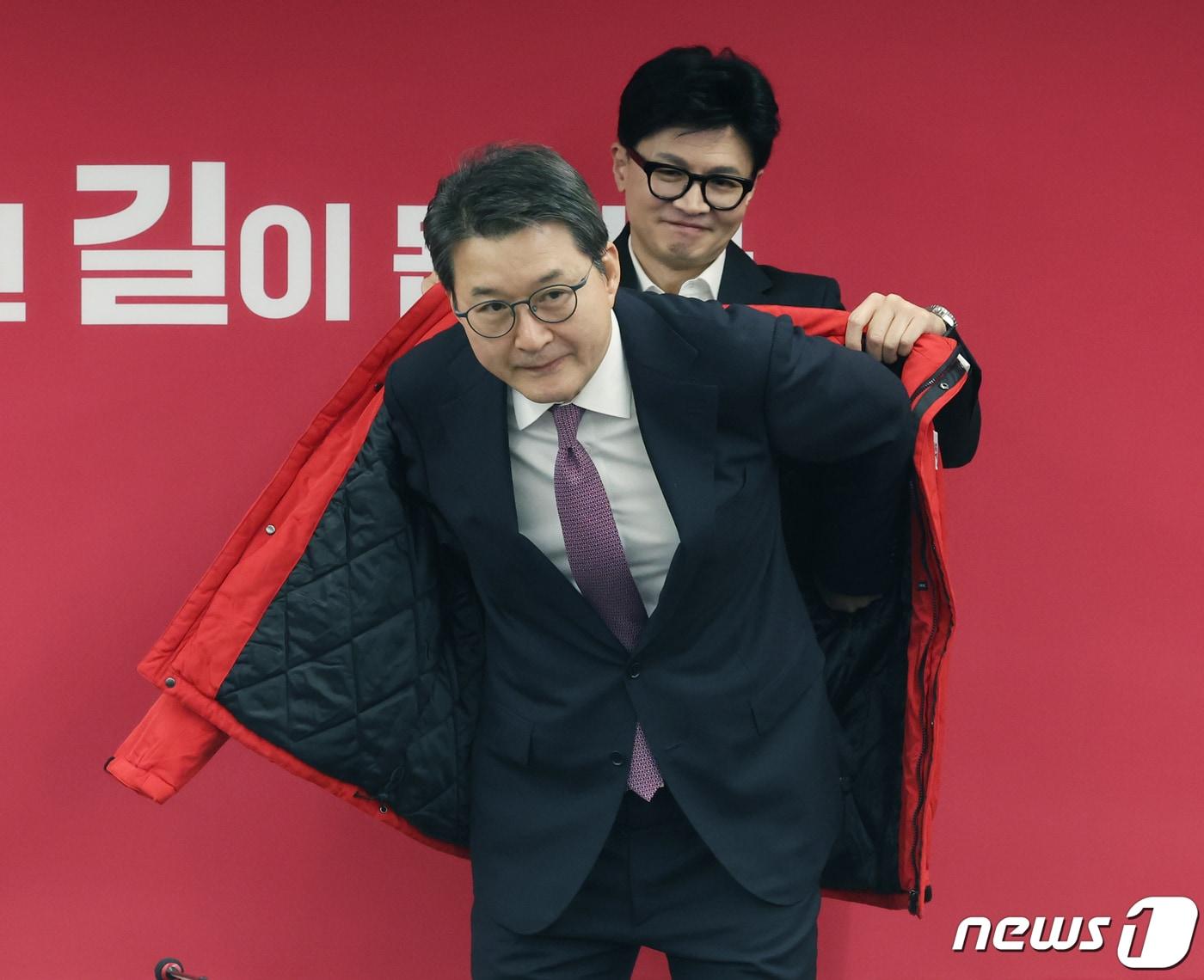 본문 이미지 - 2024년 1월 29일 당시 한동훈 국민의힘 비상대책위원장이 서울 여의도 국민의힘 당사에서 열린 인재영입위원회 국민인재 영입 환영식에서 신동욱 전 TV 조선 앵커에게 국민의힘 옷을 입혀주고 있다. 2024.1.29/뉴스1 ⓒ News1 송원영 기자