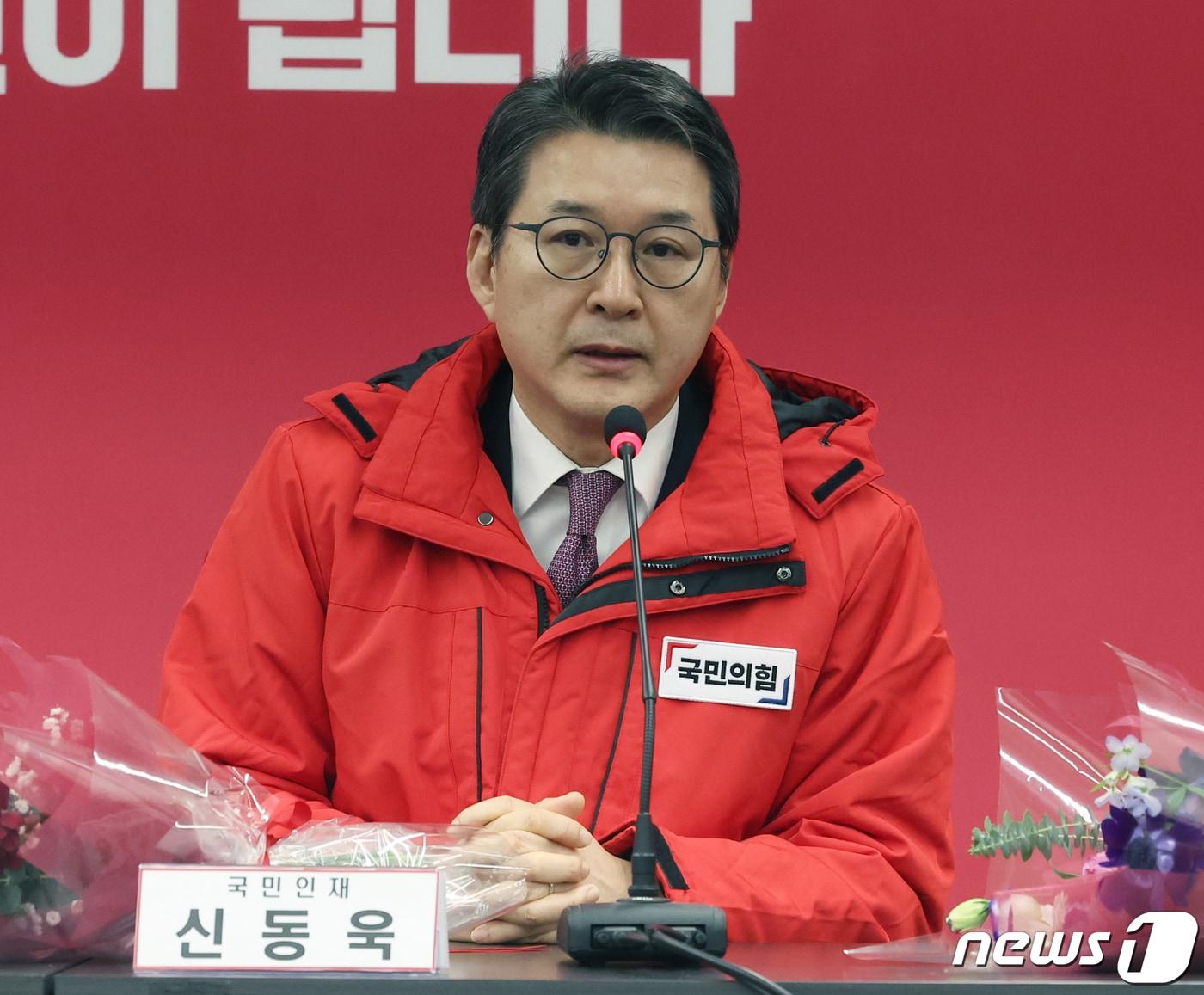 본문 이미지 - 신동욱 전 TV 조선 앵커가 29일 서울 여의도 국민의힘 당사에서 열린 인재영입위원회 국민인재 영입 환영식에서 인사말을 하고 있다. 2024.1.29/뉴스1 ⓒ News1 송원영 기자