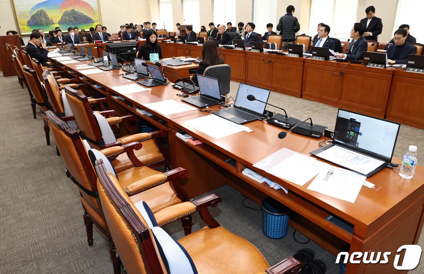 본문 이미지 - 29일 오전 서울 여의도 국회에서 열린 국회 정무위원회 전체회의 '민생현안, 김건희 여사 명품가방 수수의혹 및 정치테러사건 등에 대한 긴급 현안질의'에 여당 의원들의 자리가 비어 있다. 2024.1.29/뉴스1 ⓒ News1 구윤성 기자
