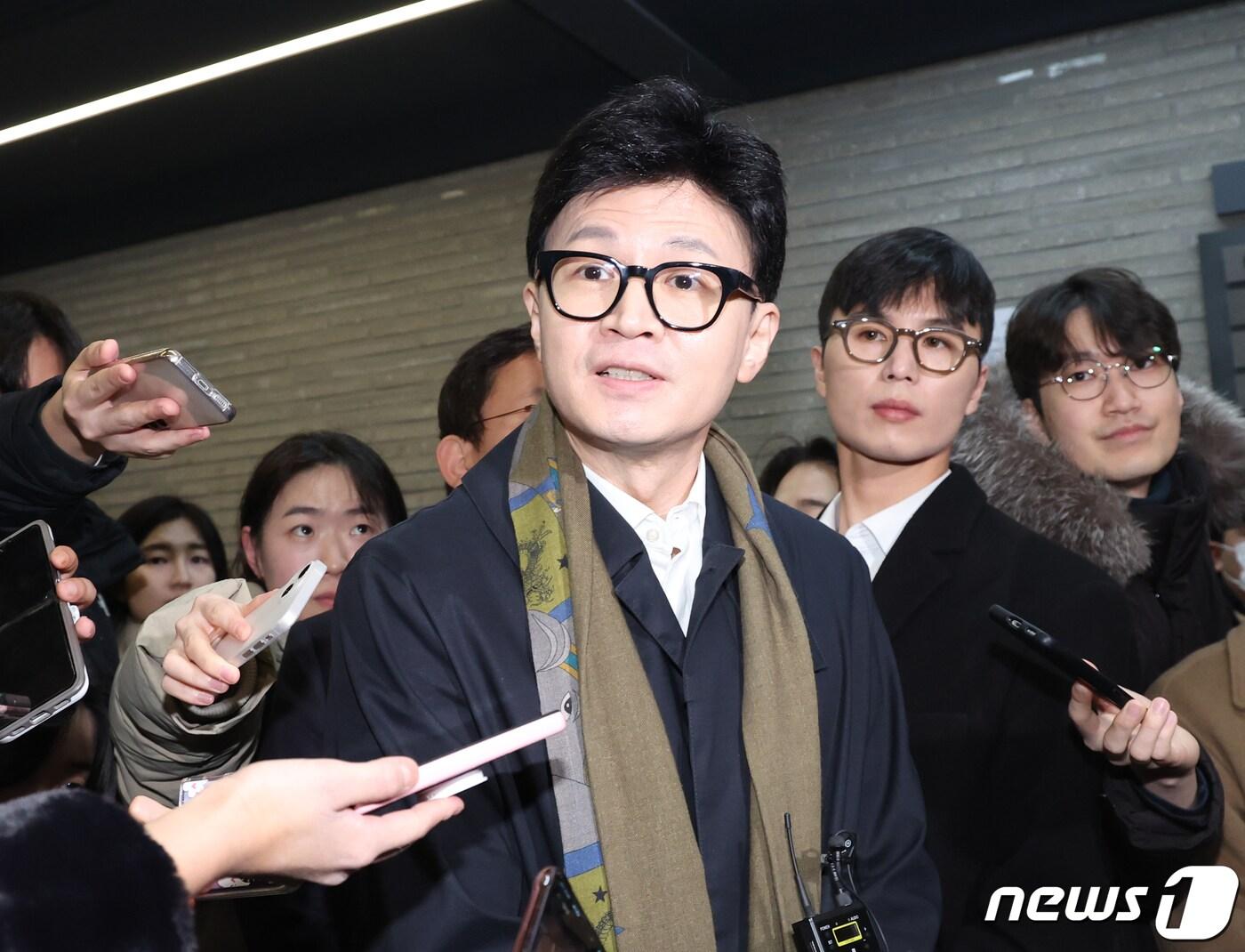 본문 이미지 - 한동훈 국민의힘 비상대책위원장이 29일 서울 여의도 국민의힘 당사에 들어서며 취재진의 질문을 받고 있다. 2024.1.29/뉴스1 ⓒ News1 송원영 기자