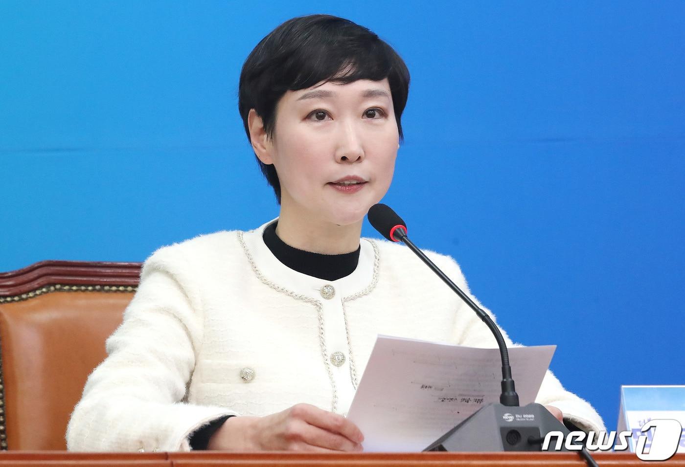 본문 이미지 - 민주당 11호 인재영입 인사인 이지은 전 총경이 29일 오전 서울 여의도 국회에서 열린 더불어민주당 11·12호 인재영입식에서 인사말을 하고 있다. 2024.1.29/뉴스1 ⓒ News1 임세영 기자